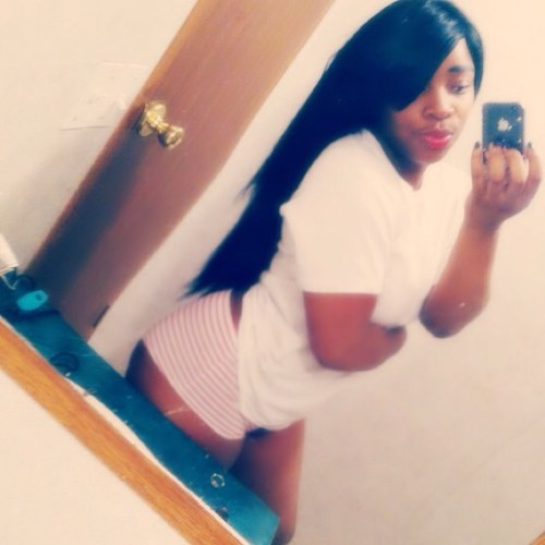 Fuck a bio ' follow a trill fee i love my BOYFRIEND  
plain && simple ,#teammixedbreed #teamsosabby #teamTAKEN