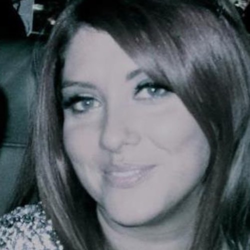 I'm a handful & a handful of things: fashion blogger, social media girl, interior designing, wannabe writer. I like cocktails, dogs & songs wit my name in it!
