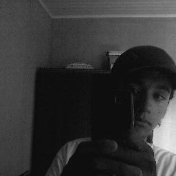 Derik, 19, League of Legends, Livros e Música.