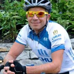 Médecin spécialiste pour la vie. Uro-onclogue au CHUM. Fier papa d'Olivia, Justine et Lily. Cycliste pour ma santé et celle de la planète.