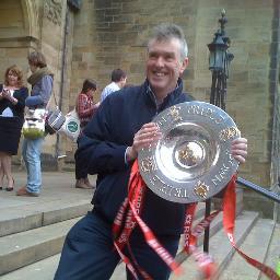 sosialydd gwladgarol / patriotic socialist; dim mynadd hefo’r teulu brenhinol / no time for royalty!