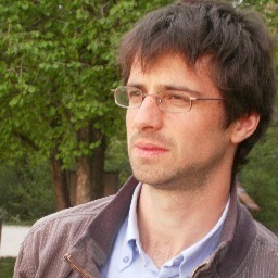 Laureato in Scienze filosofiche, appassionato di cinema, letteratura e montagna.