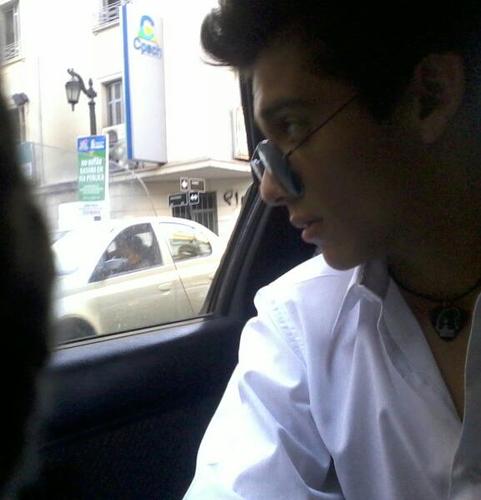 Diego.
Un adolescente común y corriente, que cuenta anécdotas de su día a día.