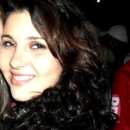 Sou aquela menina q gosta de ser feliz, q curti o dia como se fosse o ultimo e q tira dele as melhores coisas da vida...!!