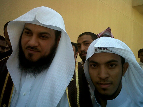 أحب الهدوء .. أكره الظلم .. أحترم الانسان الخلوق ..  أهوى التصوير والصور والتعديل عليها .. أتمنى إيصال كل المعاني الجميلة للناس عن طريق أعمالي... هذا أنا