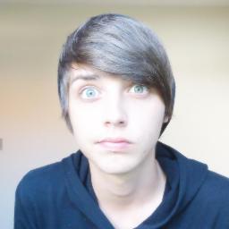 ex vocalista da banda bring me the horizon, filho do eike batista, irmão do eric cartman, comedor da megan fox