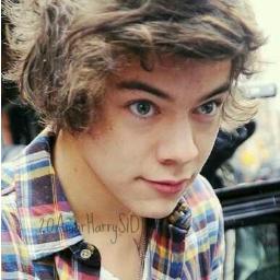 1 universo , 8 planetas , 204 países , 809 ilhas , 7 mares , 6 bilhões de pessoas e eu fui amar você @Harry_Styles TeeAmo ♥