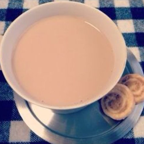 紅茶が好きです。ミルクティーを飲むことが多い。どんどん紅茶の魅力にハマっています。自分で飲む紅茶を自分で淹れてみたいですね～。詳しい人、教えてください＾＾ゆったりとした時間の中で、紅茶を飲んでみたいです。よろしくお願いします。