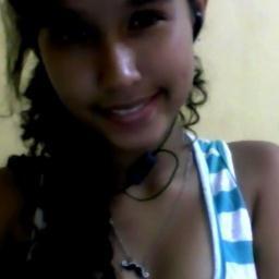 Eu erro. Eu amo. Eu choro. Eu brinco. Eu sorrio. Eu tenho defeitos. Eu tenho qualidades. Eu minto. Eu não sou perfeita, aceite.