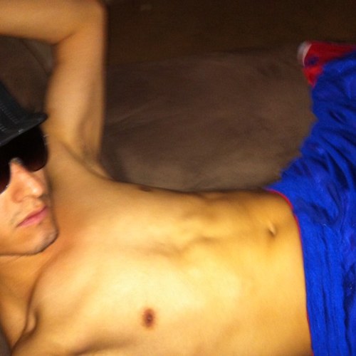 vic_alexandro's profile picture. just  looking new things in my fkn live lol.