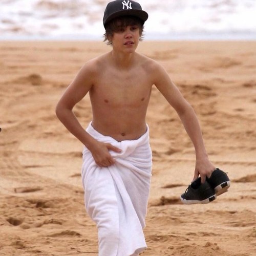 Yeah.. Im nolans twitter girlfriend!! Lmao :P i love blake and justin!!