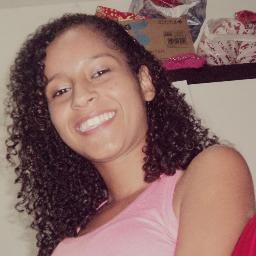 Sorria com vontade. Abrace forte. Dance na chuva. Beije como se fosse a última vez. Tudo aquilo que é intenso se torna inesquecível.