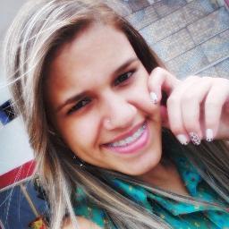 Quando duas pessoas se amam, não se submetem, e nem se dominam. Elas apenas se completam. 
  -Casada com @viictor_lost  *)