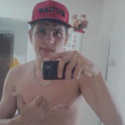 Chato , ciumento ,  bastante abusado kkk+ , humilde, Flamenguista até demais *-* ,abcdista, tourino , egoísta e apaixonado -' quer saber mais então  Follow me !
