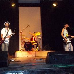 http://t.co/OOh8BRjK
Guitarra y voz principal: Lau Fernandez.
Bajo y coros: Enzo Calisaya
Bateria:Ivan Calisaya.