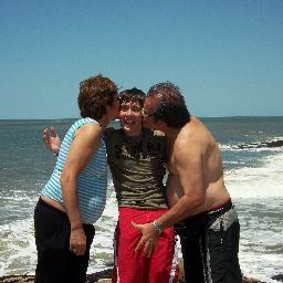 vivo en pareja con la madre de mi hijo tengo 4 hijos y trabajo en la intendencia en el área administrativa,