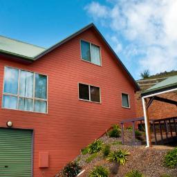 Follow 4 Aussie tourism info. Plus 2 large,modern holiday houses in Bright,Victoria.Adjoining. Great for groups / cycling / snow / wine tours.