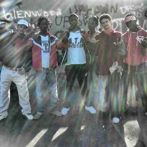#fuckDAflexn niggas  #uptown4L , Follow me & mention me for follow back. #ClassOf2012 , smoking straight gas.
