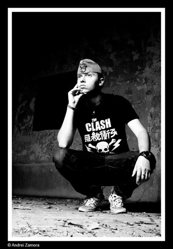 siendo los demas he sido creacion del arte de crear en otros lo que en mi dejaron ojos, lo que de mi defendieron huesos, lo que sin mas sere demas.