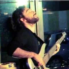 Fabri_ilPuma's profile picture. Uno qualsiasi. Solo la mano destra e la mano sinistra mi distinguono: una sul foglio e l'altra sulla tastiera, ognuna per conto suo. Gli occhi guardano intorno.