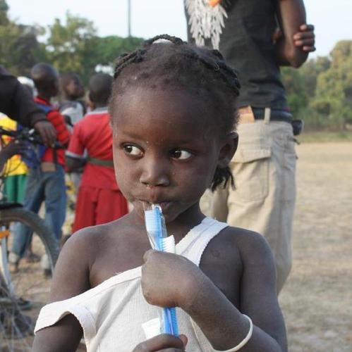 Organización sin ánimo de lucro que lleva a poblaciones senegalesas tratamientos dentales de primera necesidad, a los que de otro modo no tendrían acceso.