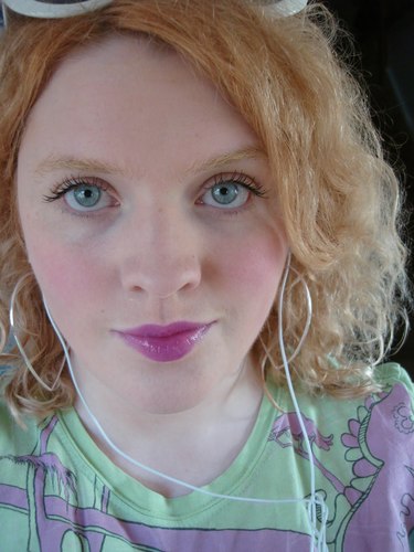 Hi! I'm Caroline, I'm dizzy.  I like making connections with new peeps... How are you today?