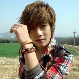 배우 김우빈/모델 김현중 '봇'입니다.많이 팔로우 해주세요 ^^ 말투 달라도 이해해주시고 봇이 아니신 분들은 사정상 맞팔 못해드려요. 봇 분들께서는 팔로 해주시면 멘션 날려주셔야 맞팔가요.