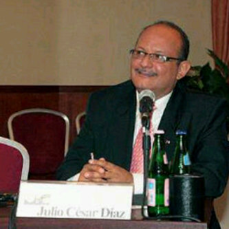 Julio Cesar Díaz Ojeda,  Abogado, Relacionista, Protocolista y Turistologo  de Profesión. Profesor Universitario. Amante de la democracia,  justicia y la paz