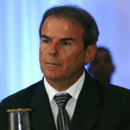 Alfaiate, formado em Administração Pública com MBA em Gestão Hospitalar e Auditoria em Saúde, ex-secretário da Saúde e atualmente vereador de São Vicente.