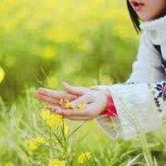 ‏‏‏نختبئ فِي حُضن الصّمت حِينمَا ندرك بَأن مَ نُحاول شَرحَه لَن يفهم مُطلقآ . . !