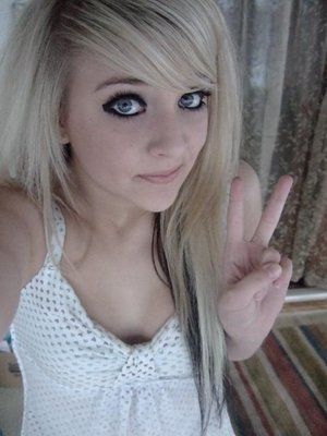 •Soy Celosa, Loca, Bipolar, Indecisa me encarino Rapidoo &' olvido Lento me río de cosas que solo yo entiendo, pero soy feliz. :)