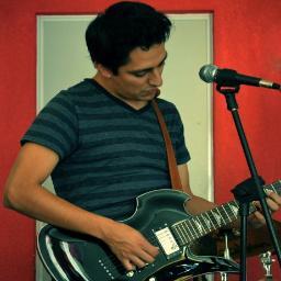Soy un tipo sincero. Sin cero y sin infinitos. Amo la música y los tacos. Odio las moscas y las instituciones. Prefiero Dr Pepper a Coca-Cola