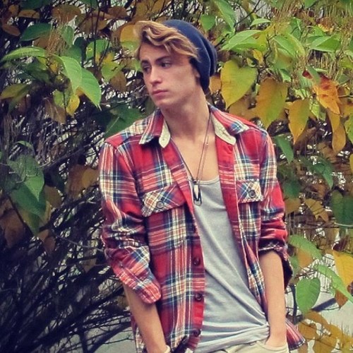 Hi, I'm Eliott, I'm French ;)  Swag Attitude  :D Follow me on Instagram : eliott_mi5