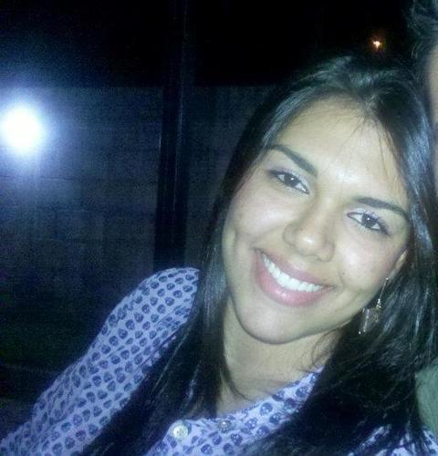 Uma pessoa feliz, tenho tudo que sempre sonhei conquistando sempre meus ideais, com Deus sempre a frente me guiando. Amo Deus, família, noivo e minha profissão.