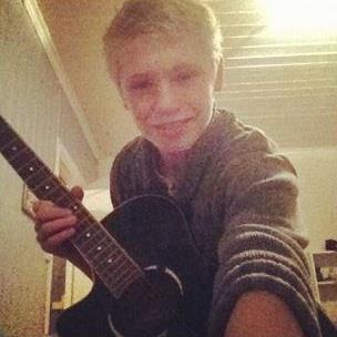 Sindre, 14 år, ælske fotball å gitar 3 spælle fifa på xbox 3