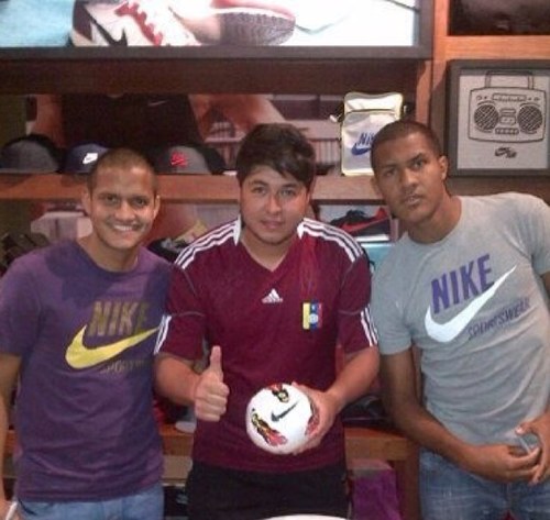 Comerciante De🇻🇪Hincha🥁 #Vinotinto @SeleVinotinto y
del #Rojo 🇾🇪 @Caracas_FC apasionado a 🛫Viajar Por El 🗺️Mundo, Ir al 🎥Cine y d las 🏝️Playas d #Vzla