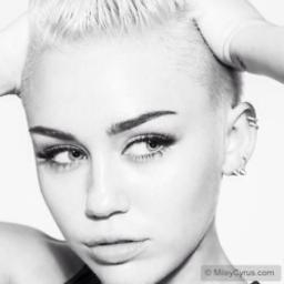 dannafan amo a miley soy muy fanatica y farandulera alegre..!!
