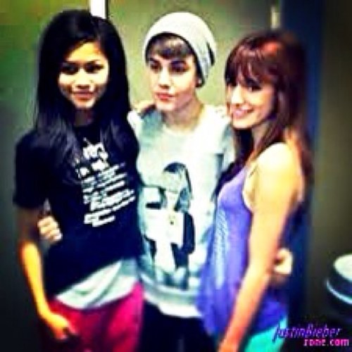 Hello there :) well as you can tell i love @Zendaya96 i think she is completely amazing & beautiful. She sadly hasn't followed me, but hopefully she will soon.