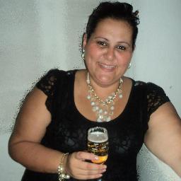 eu sou uma pessoa super extrovertida e adoro fazer amizades e curto muitas baladas e adoro viajar para conheçer lugar novos