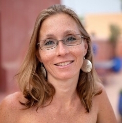 Photographe, Pédagogue, Mère de famille nombreuse, Citoyenne du monde...Quelque soit mon étiquette je suis pour un monde écologique et humain.