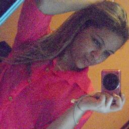 Não sou de demonstrar sentimentos, mas sou cheia deles. Eu sofro em silêncio, amo com o olhar, e falo por sorrisos ! ((: