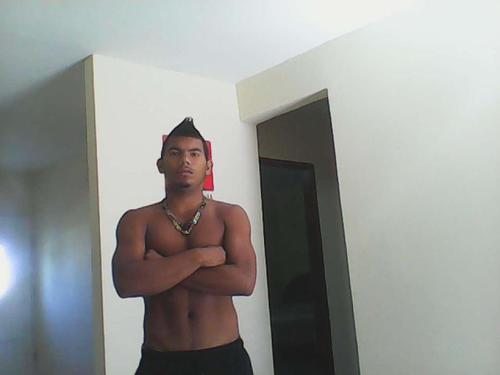 albanil 19 anos 
soltero
me gusta el fubol y las mujeres bellas 
me disen el rope corazones 
vivo en maracabo