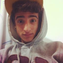Nego fala mal de mim mais mesmo assim nem ligo...caminho que eu sigo se não vai chegar. ╰ɵ───ɵ╯