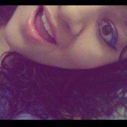 Falo o que penso,magoando ou não.Sou CHATA pra caralho,ciumenta,falo palavão,curto todo tipo de música,e ah FODA-SE...;*