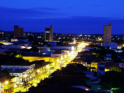 Uma cidade aprazível, quente, com 43 mil habitantes, na região de Ourinhos, ao final da Rodovia Castelo Branco. São cerca de 339km da capital.