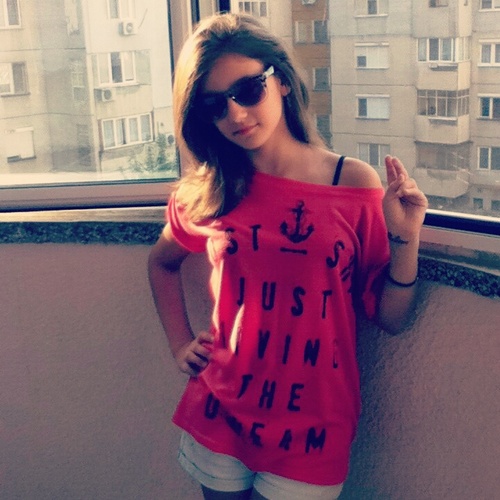 Hello. I'm Teddy. I'm 13 and i love One Direction, Little Mix, Nicki Minaj, Lana Del Ray, music and my friends. Follow me and i'll  follow back. :)) xx
