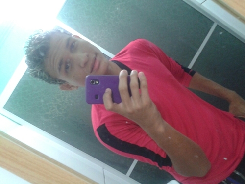 sou um cara q ñ tem medo das coisas q são impostas à mim, procuro ajuda amigos,familia sempre q possivel,sou brinklhão na hr de c mas tbm serio quando é preciso