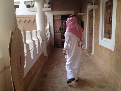 تعجبني بلاغة الكثير من المتوترين في وصف انفسهم وحساباتهم قد لا امتلك تلك البلاغه،، فسأترك الوصف في عقول المتابعين،،،