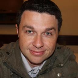 Feliz em primeiro lugar. Jornalista, acadêmico em Geografia, pai de três, escritor, escultor, fotógrafo e amante das boas coisas da vida.