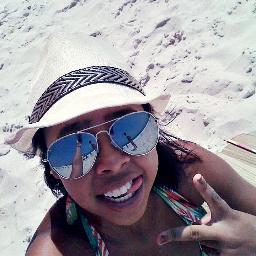 “Ei menina,
Deus te deu um lindo sorriso.
Use-o.”